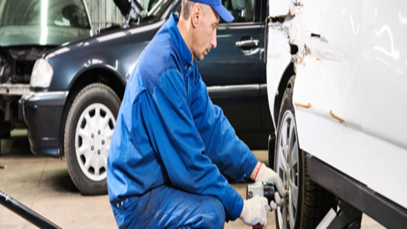Signs Auto Repair in Mesa is Needed for Engine Issues