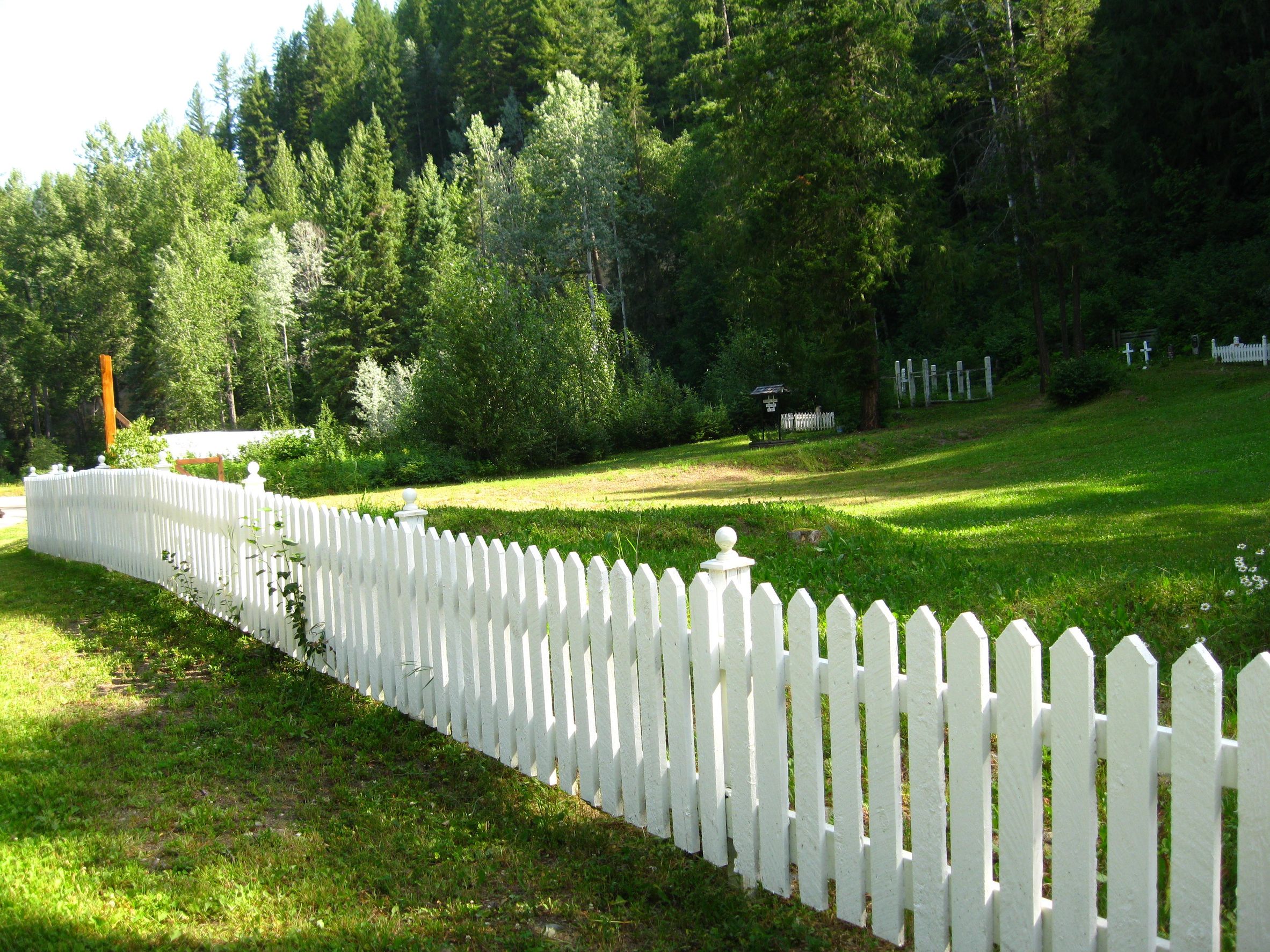 Is Vinyl Fencing a Good Investment?