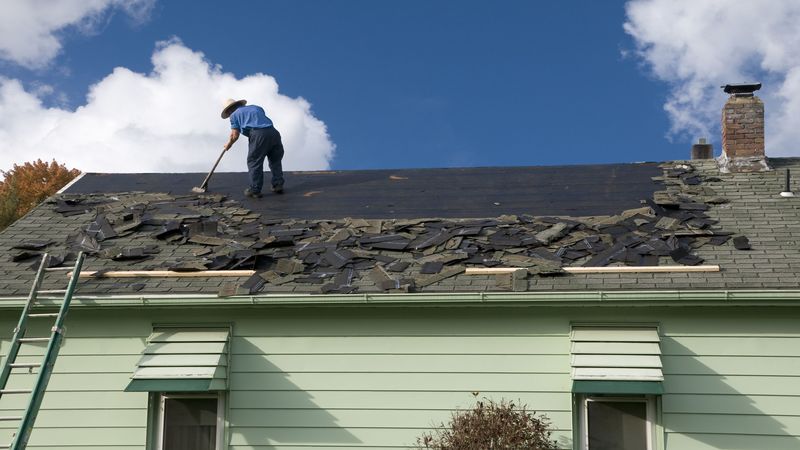 3 Signs You Should Call a Roofer to Repair the Roof on Your Elk Grove Village Home