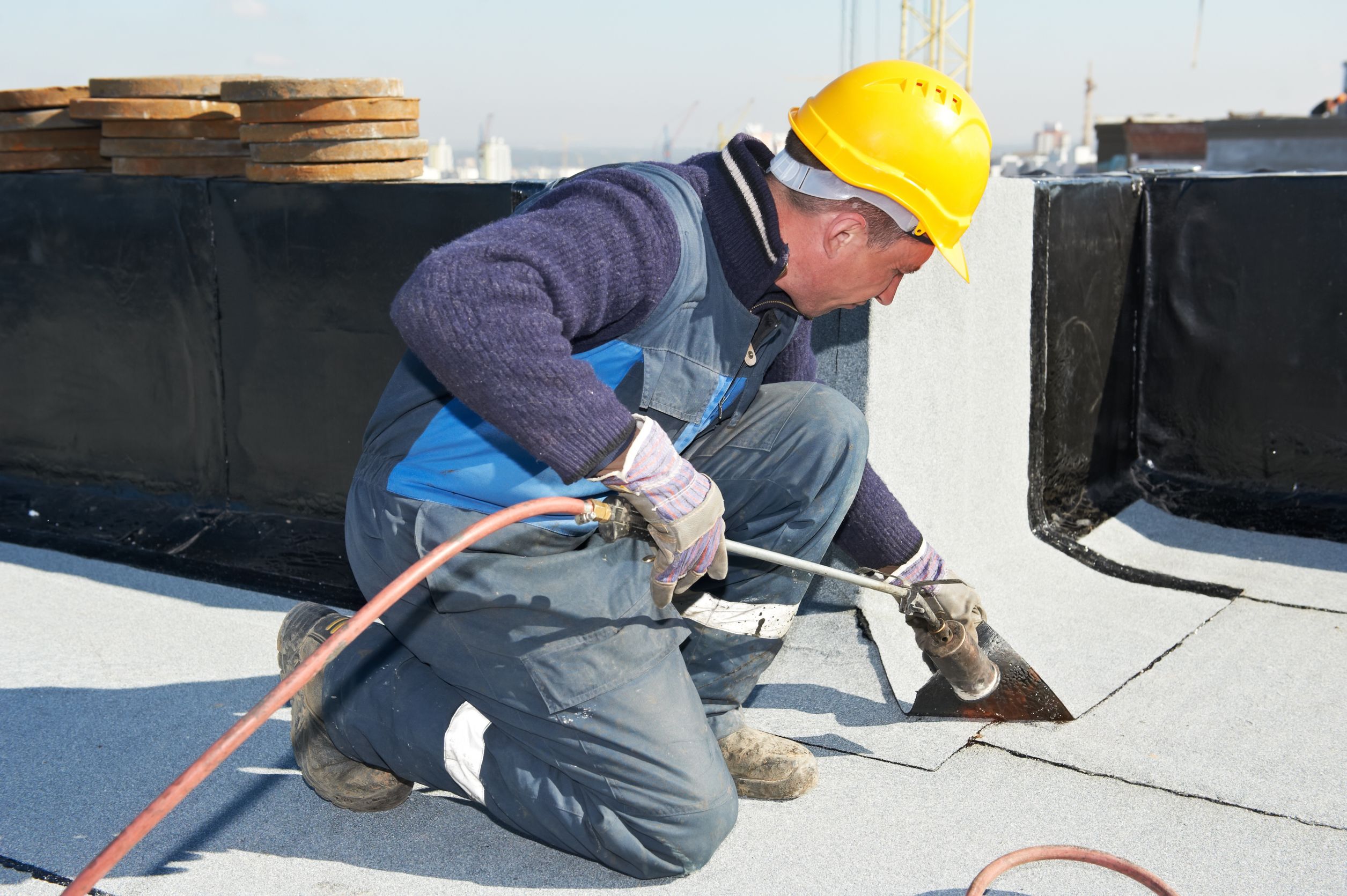 4 Reasons to Hire Orange County, CA, Roofing Contractors to Fix Gutters
