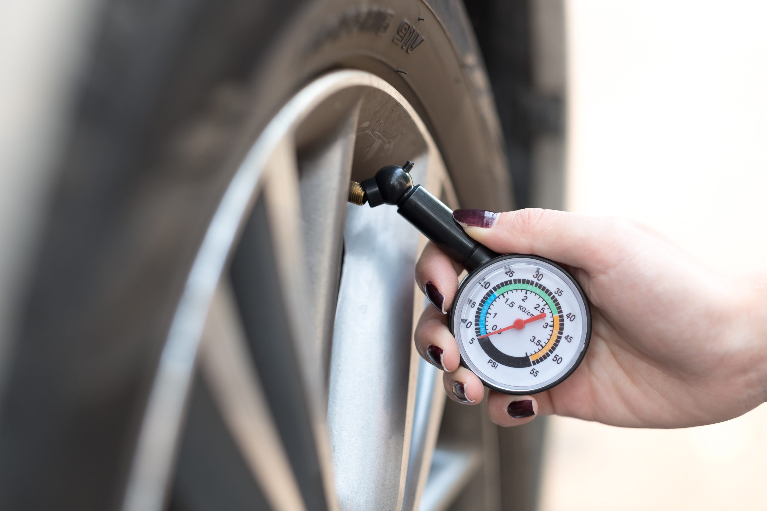 Five Benefits of a Commercial Truck Tire Pressure Monitoring System